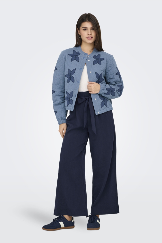 ONLAURA LIGHT QUILTED EMB BOMBER O 15353320 MOONLIGHT BLUE/FLOWER